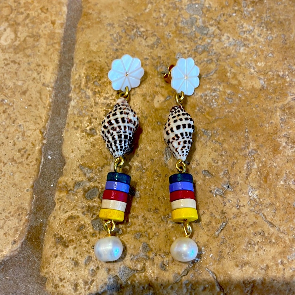 Flower earrings with shell